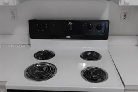 Condo in Hialeah, Florida, 3 bedrooms  № 2042981 - photo 7