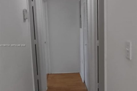 Condo in Hialeah, Florida, 3 bedrooms  № 2042981 - photo 8