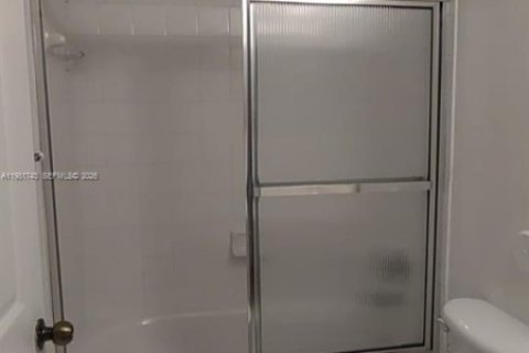 Condo in Hialeah, Florida, 3 bedrooms  № 2042981 - photo 18