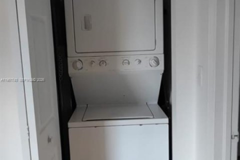 Condo in Hialeah, Florida, 3 bedrooms  № 2042981 - photo 19