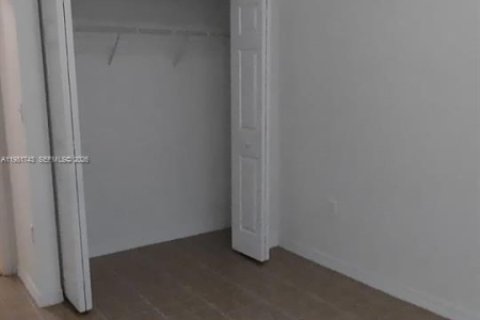 Condo in Hialeah, Florida, 3 bedrooms  № 2042981 - photo 11