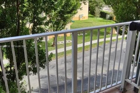 Condo in Hialeah, Florida, 3 bedrooms  № 2042981 - photo 20