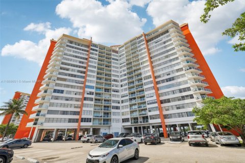 Condominio en venta en Miami, Florida, 1 dormitorio, 74.41 m2 № 1758889 - foto 2