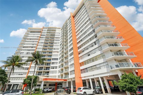 Condominio en venta en Miami, Florida, 1 dormitorio, 74.41 m2 № 1758889 - foto 1