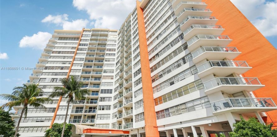 Condominio en Miami, Florida, 1 dormitorio  № 1758889