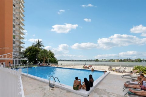Condominio en venta en Miami, Florida, 1 dormitorio, 74.41 m2 № 1758889 - foto 17