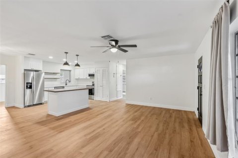 House in Deltona, Florida 3 bedrooms, 171.5 sq.m. № 1789426 - photo 9