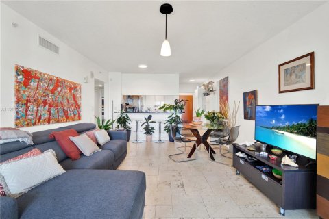 Condo in Miami, Florida, 2 bedrooms  № 2082265 - photo 10