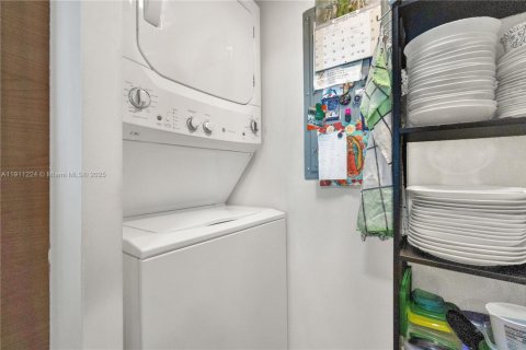 Condo in Miami, Florida, 2 bedrooms  № 2082265 - photo 14
