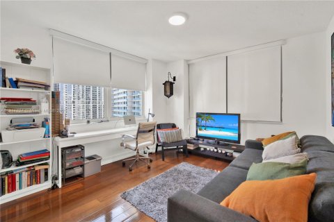 Condo in Miami, Florida, 2 bedrooms  № 2082265 - photo 15