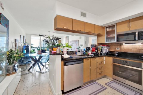 Condo in Miami, Florida, 2 bedrooms  № 2082265 - photo 5