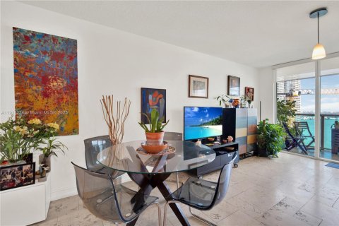 Condo in Miami, Florida, 2 bedrooms  № 2082265 - photo 3