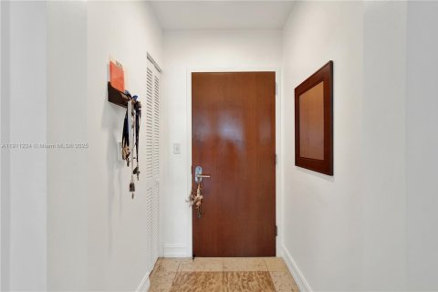 Condo in Miami, Florida, 2 bedrooms  № 2082265 - photo 2