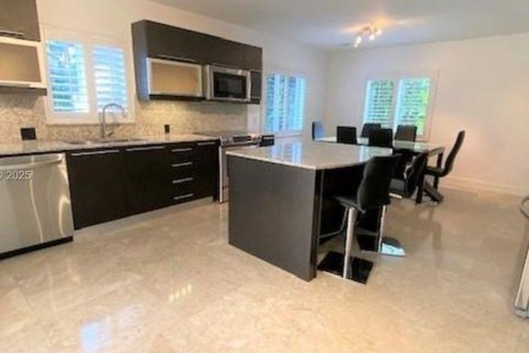 Villa ou maison à louer à Coral Gables, Floride: 4 chambres, 324.04 m2 № 1982814 - photo 11