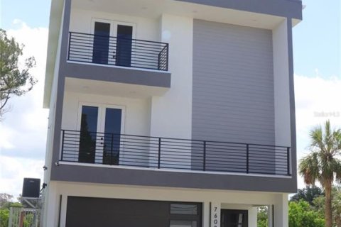 Casa en venta en Port Richey, Florida, 4 dormitorios, 269.42 m2 № 1836979 - foto 2