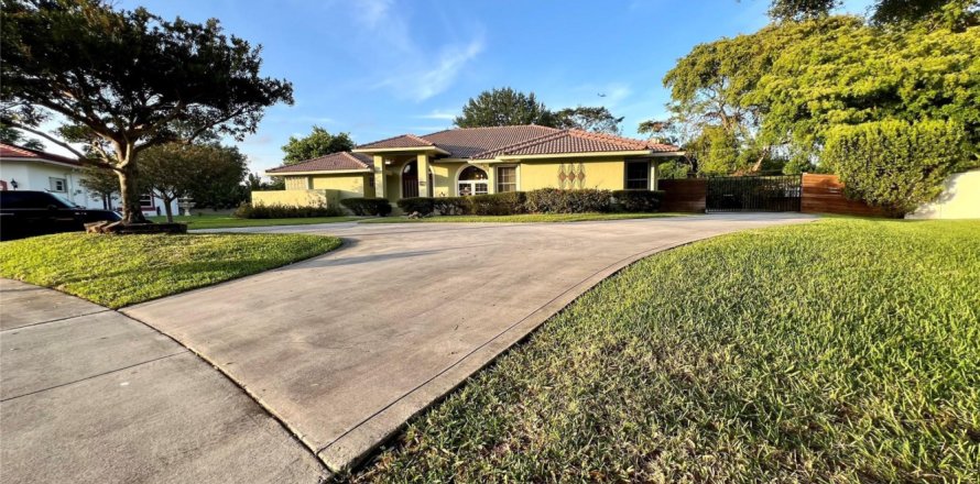 House in Davie, Florida 4 bedrooms, 286.42 sq.m. № 1118745