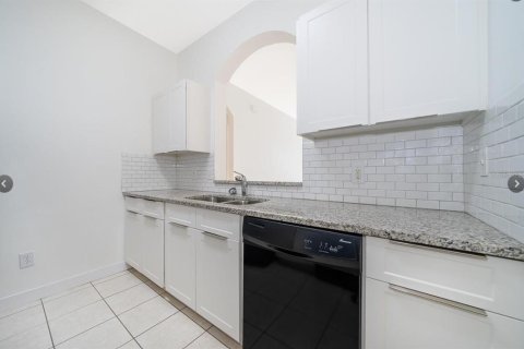 Condo in Orlando, Florida, 2 bedrooms № 2221966 - photo 8