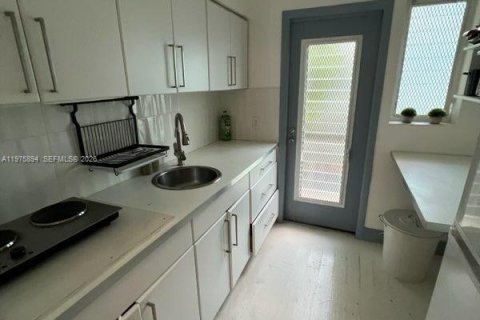 Condo in Miami Beach, Florida, 1 bedroom  № 2040092