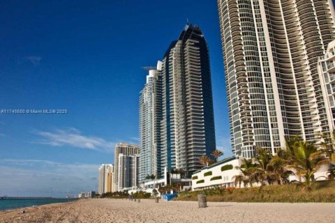 Condo in Sunny Isles Beach, Florida, 2 bedrooms  № 1865216 - photo 1