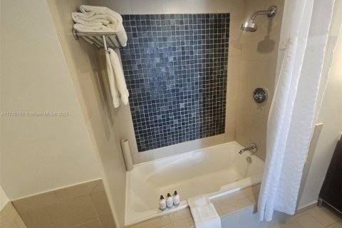 Condo in Sunny Isles Beach, Florida, 2 bedrooms  № 1865216 - photo 15
