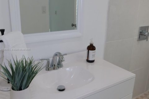 Immobilier commercial à louer à Miami, Floride: 1 chambre, 153.47 m2 № 1877577 - photo 3