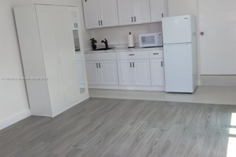 Immobilier commercial à louer à Miami, Floride: 1 chambre, 153.47 m2 № 1877577 - photo 1