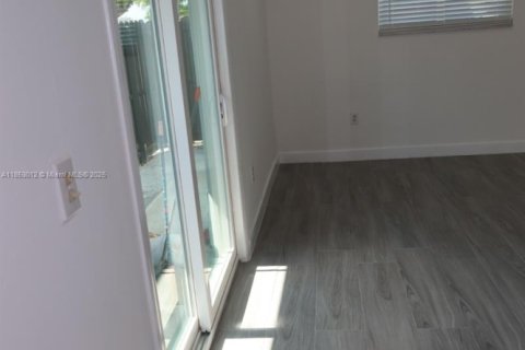 Immobilier commercial à louer à Miami, Floride: 1 chambre, 153.47 m2 № 1877577 - photo 6