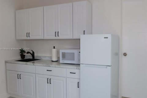 Immobilier commercial à louer à Miami, Floride: 1 chambre, 153.47 m2 № 1877577 - photo 2
