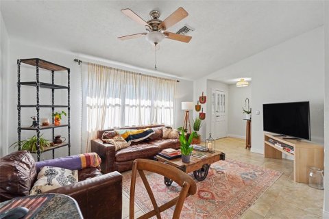 House in Largo, Florida 3 bedrooms, 182.27 sq.m. № 2222834 - photo 9