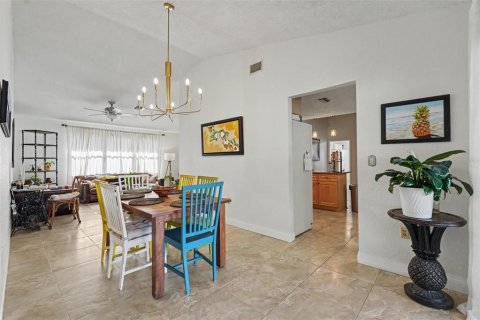 House in Largo, Florida 3 bedrooms, 182.27 sq.m. № 2222834 - photo 11