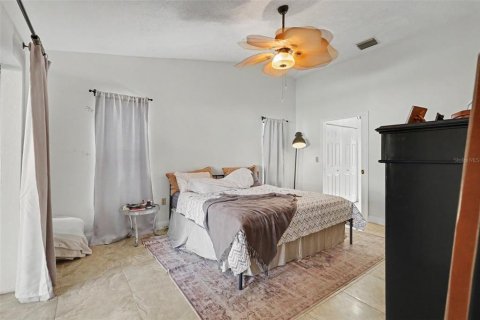 House in Largo, Florida 3 bedrooms, 182.27 sq.m. № 2222834 - photo 12