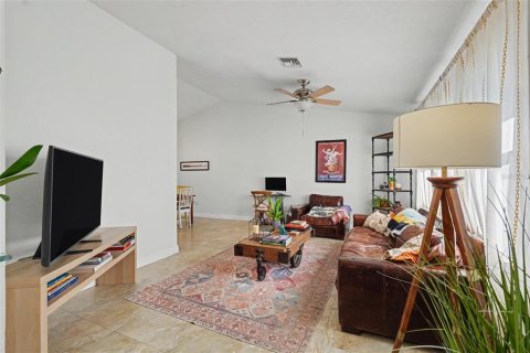 House in Largo, Florida 3 bedrooms, 182.27 sq.m. № 2222834 - photo 8