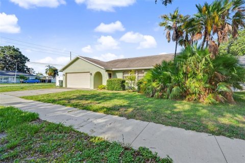 House in Largo, Florida 3 bedrooms, 182.27 sq.m. № 2222834 - photo 2