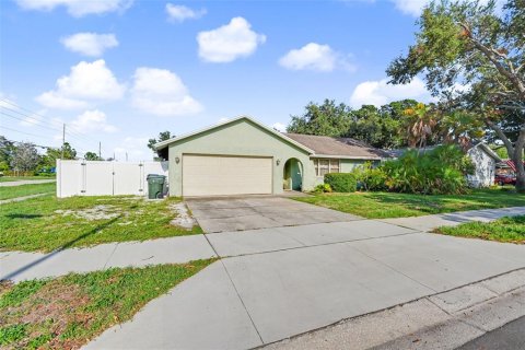House in Largo, Florida 3 bedrooms, 182.27 sq.m. № 2222834 - photo 3