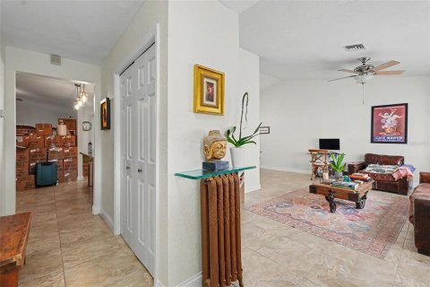 House in Largo, Florida 3 bedrooms, 182.27 sq.m. № 2222834 - photo 5