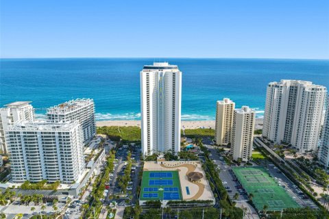 Condo in Riviera Beach, Florida, 2 bedrooms  № 1860630 - photo 1