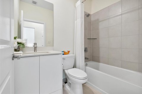 Touwnhouse à vendre à Doral, Floride: 3 chambres, 132.29 m2 № 1943784 - photo 14