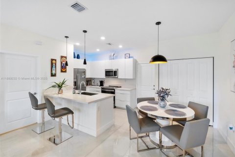 Touwnhouse à vendre à Doral, Floride: 3 chambres, 132.29 m2 № 1943784 - photo 4