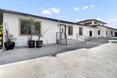 House in Miami, Florida 7 bedrooms, 102.84 sq.m. № 1955685 - photo 25