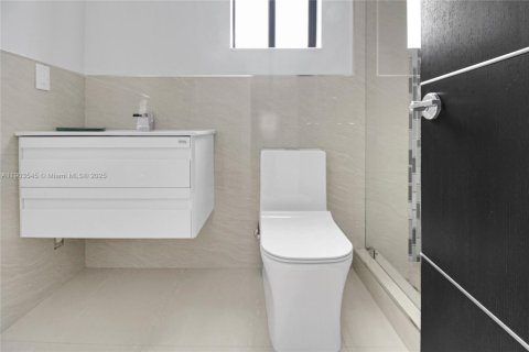 House in Miami, Florida 7 bedrooms, 102.84 sq.m. № 1955685 - photo 21