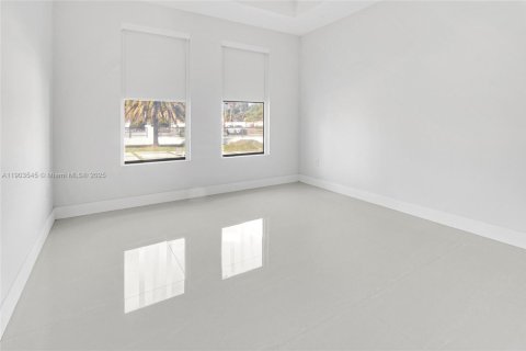 House in Miami, Florida 7 bedrooms, 102.84 sq.m. № 1955685 - photo 11