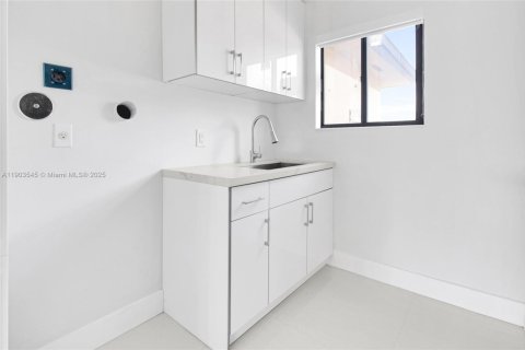 House in Miami, Florida 7 bedrooms, 102.84 sq.m. № 1955685 - photo 14