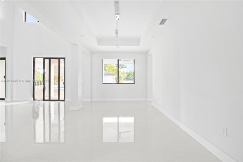 House in Miami, Florida 7 bedrooms, 102.84 sq.m. № 1955685 - photo 6