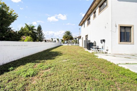 House in Miami, Florida 7 bedrooms, 102.84 sq.m. № 1955685 - photo 22