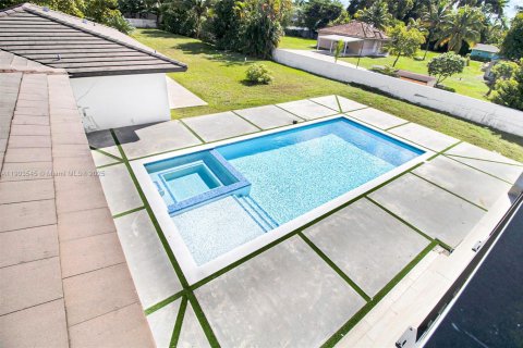 House in Miami, Florida 7 bedrooms, 102.84 sq.m. № 1955685 - photo 24