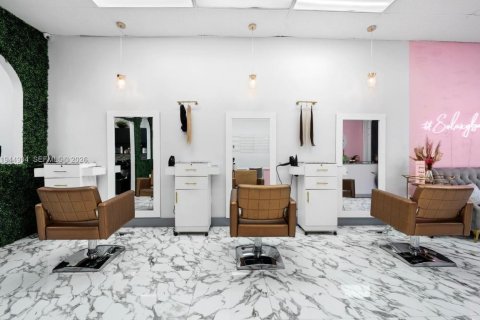 Immobilier commercial à vendre à Miami, Floride № 2001217 - photo 2