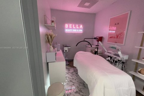 Commercial property in Miami, Florida № 2001217 - photo 6