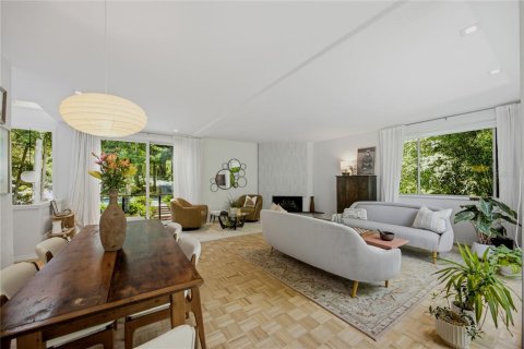 House in Gainesville, Florida 4 bedrooms, 282.98 sq.m. № 2216157 - photo 4