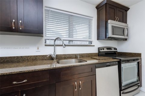 Propiedad comercial en venta en Fort Lauderdale, Florida, 211.35 m2 № 1971191 - foto 15