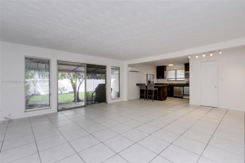 Propiedad comercial en venta en Fort Lauderdale, Florida, 211.35 m2 № 1971191 - foto 12